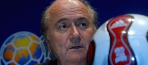 Fotografía de Blatter junto a una pelota Fotografía de Blatter junto a una pelota