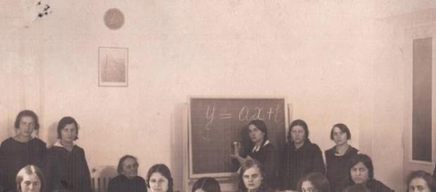 Klasa szkolna w dawnych czasach Klasa szkolna w dawnych czasach