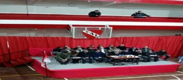Los directivos del 'Rojo' durante la asamblea Los directivos del 'Rojo' durante la asamblea