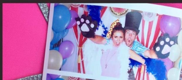 Nina Dobrev e Austin Stowell no chá de bebé Nina Dobrev e Austin Stowell no chá de bebé