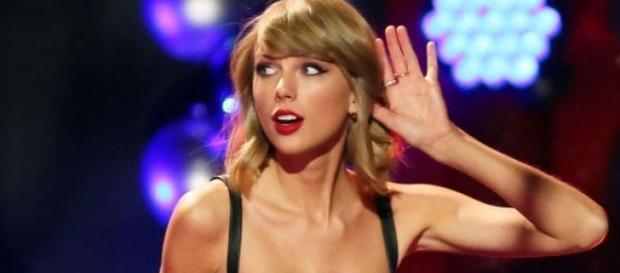 Taylor Swift é a princesa da pop. Taylor Swift é a princesa da pop.