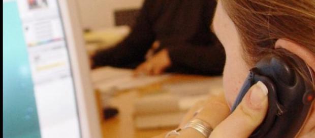 una madre con el smartphone una madre con el smartphone
