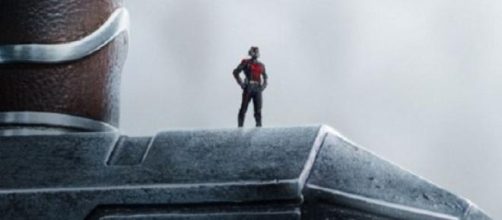 Ant-Man sobre el martillo de Thor