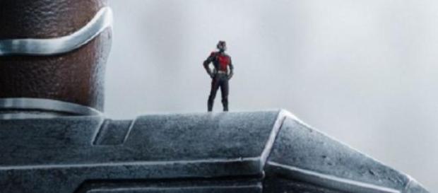 Ant-Man sobre el martillo de Thor Ant-Man sobre el martillo de Thor