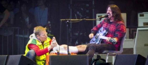 Dave Grohl siendo atendido por uno de los médicos Dave Grohl siendo atendido por uno de los médicos