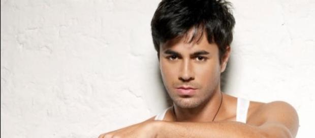 Enrique Iglesias tiene nuevo padrastro Enrique Iglesias tiene nuevo padrastro