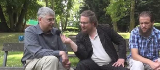Feinde auf der Parkbank: Rouhs versus Lau. Feinde auf der Parkbank: Rouhs versus Lau.