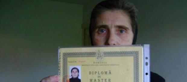 îngrijitoare cu diplomă de Master în Robotică îngrijitoare cu diplomă de Master în Robotică