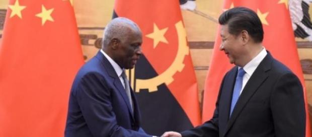 José Eduardo dos Santos com Xi Jinping. José Eduardo dos Santos com Xi Jinping.