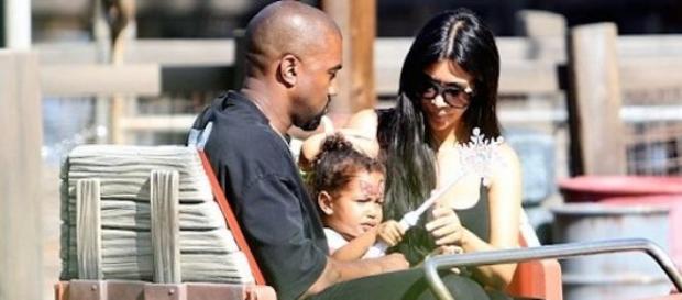 Kanye West, North West et Kim Kardashian à Disney. Kanye West, North West et Kim Kardashian à Disney.