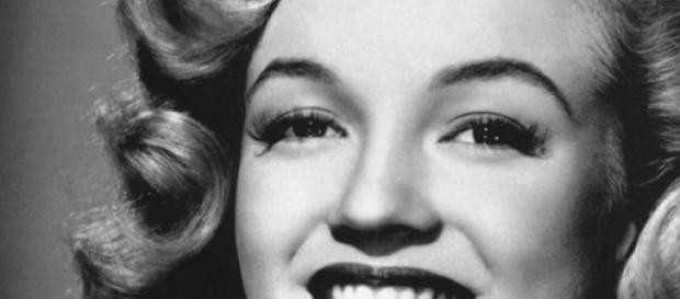 La actriz usaba implantes y dentadura. La actriz usaba implantes y dentadura.