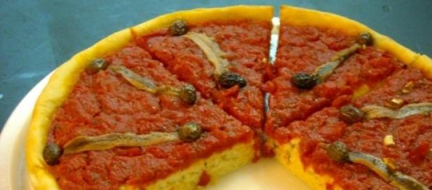 La focaccia con acciughe e pomodori La focaccia con acciughe e pomodori