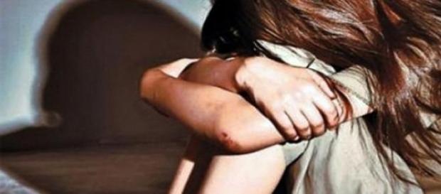 O fetită în vârstă de 10 ani violată de bunic O fetită în vârstă de 10 ani violată de bunic
