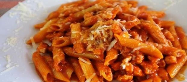 Penne rigate con pollo e funghi Penne rigate con pollo e funghi