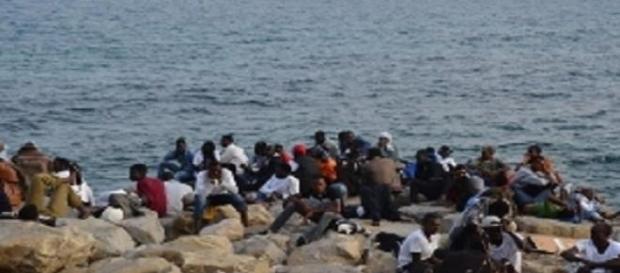 profughi che sperano di superare i confini profughi che sperano di superare i confini