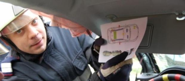 Un pompier găsind "Cartea de salvare la bord" Un pompier găsind "Cartea de salvare la bord"