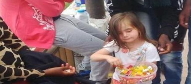 Ventimiglia, bambina regala caramelle ai migranti Ventimiglia, bambina regala caramelle ai migranti