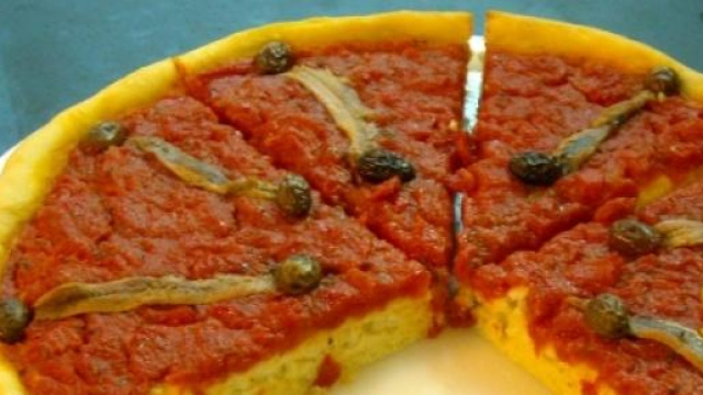 La focaccia con acciughe e pomodori