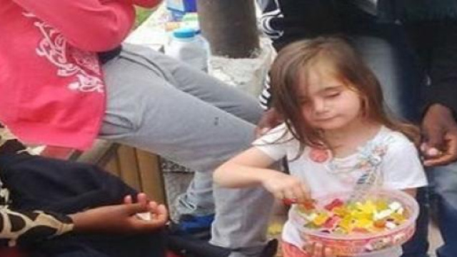 Ventimiglia, bambina regala caramelle ai migranti