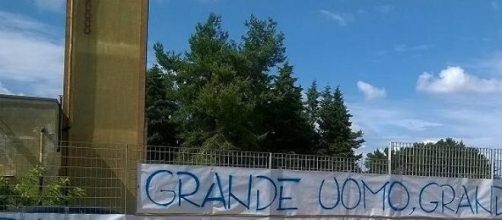 Lo striscione degli ultrà della curva del Martina 