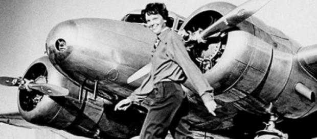 Amelia Earhart y su avión Electra Amelia Earhart y su avión Electra