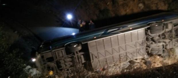 Autocarro ficou capotado depois de cair em ravina. Autocarro ficou capotado depois de cair em ravina.