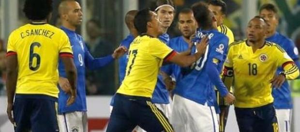 Carlos Bacca popycha Neymara. Carlos Bacca popycha Neymara.