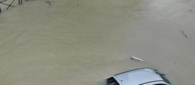 Carrinha submersa envolta em mistério. Carrinha submersa envolta em mistério.