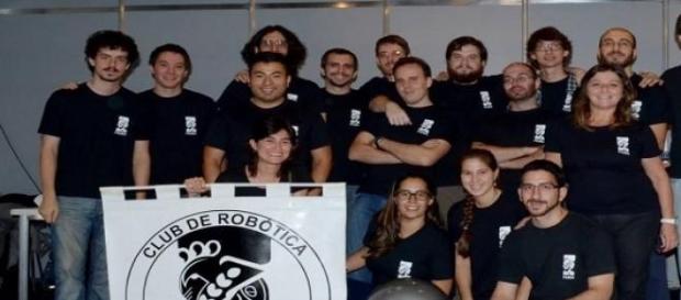El Club de Robótica con su robot llamado Marciano El Club de Robótica con su robot llamado Marciano