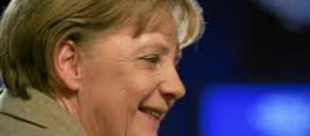 La Merkel apre uno spiraglio per la Grecia La Merkel apre uno spiraglio per la Grecia