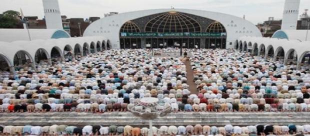 Olhe, respeite e reze junto, no mês do ramadã Olhe, respeite e reze junto, no mês do ramadã
