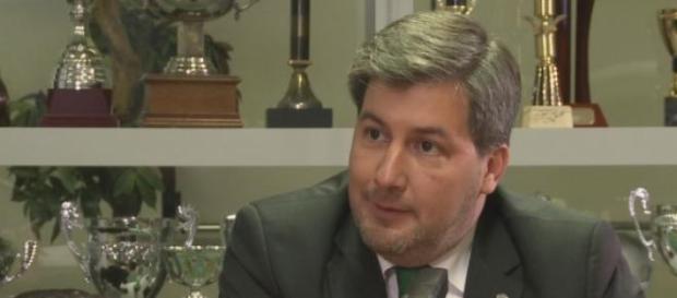 Relação pouco saudável entre presidente e técnico. Relação pouco saudável entre presidente e técnico.