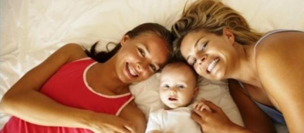 Una coppia lesbo con bambino Una coppia lesbo con bambino