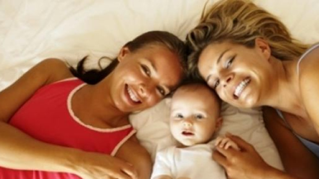 Una coppia lesbo con bambino