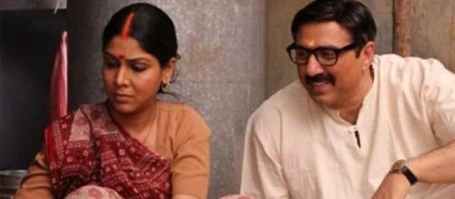 Sunny Deol and Sakshi Tanwar in Mohalla Assi 