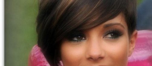 Frankie Sandford, capelli corti con la frangia