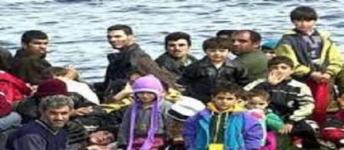 Piccoli migranti sui barconi verso l'Italia