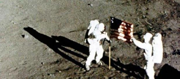Armstrong e Buzz durante l'allunaggio Armstrong e Buzz durante l'allunaggio