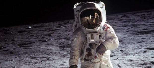 Astronaut american pe Luna Astronaut american pe Luna