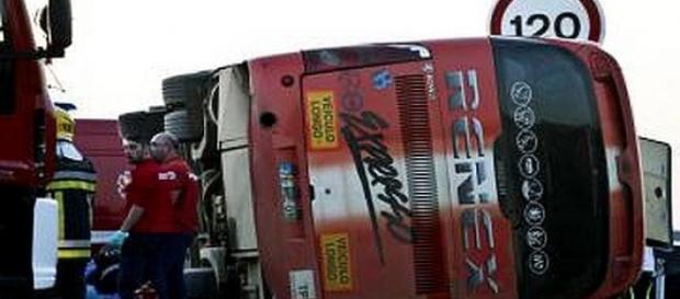 Autocarro ficou tombado na estrada Autocarro ficou tombado na estrada
