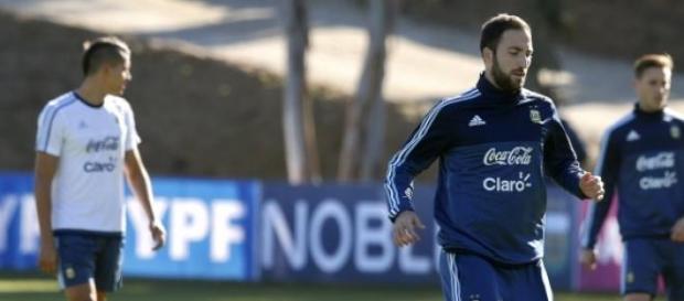 Higuaín ingresaría en lugar de Agüero Higuaín ingresaría en lugar de Agüero