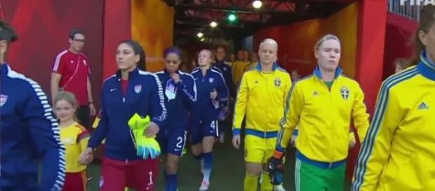 Jogadoras dos EUA e da Suécia a entrarem em campo. Jogadoras dos EUA e da Suécia a entrarem em campo.