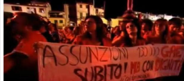 La delegazione di insegnanti a Piazza Annigoni La delegazione di insegnanti a Piazza Annigoni