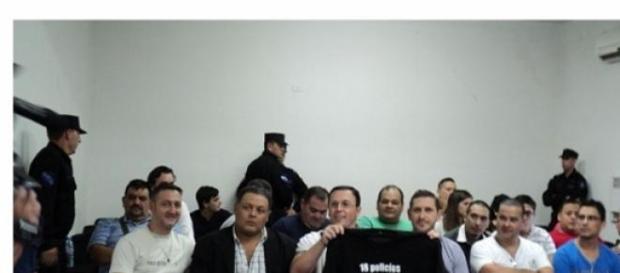 Los policías escuchan el fallo del tribunal Los policías escuchan el fallo del tribunal