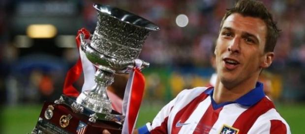 Mario Mandzukic z Superpucharem Hiszpanii. Mario Mandzukic z Superpucharem Hiszpanii.