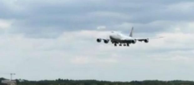 Mężczyzna wypadł z Boeinga 747 Mężczyzna wypadł z Boeinga 747
