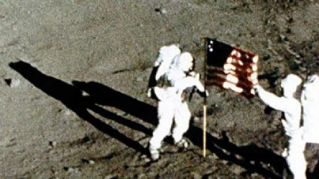 Armstrong e Buzz durante l'allunaggio