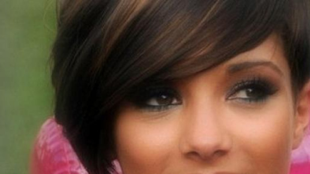 Frankie Sandford, capelli corti con la frangia