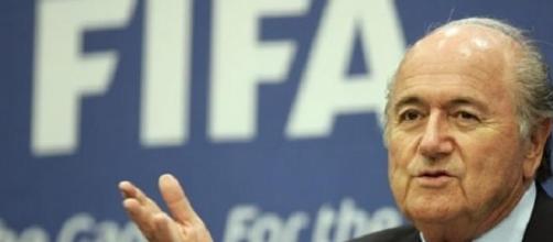 Blatter annuncia le sue dimissioni.