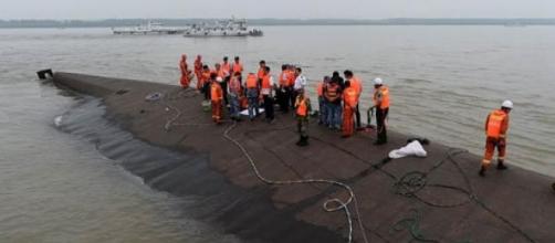 China boat capsized in Yangtze River 